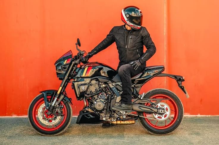 The GSX8TT gets a bellypan, small bikini fairing and a special seat in comparison to the 8T. Suzuki GSX8TT left side profile static